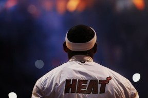 米兰体育APP-Scout三连MVP巅峰归来，全华班粉丝沸腾